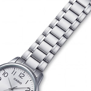 Casio MTP-V002D-7BUDF Men's Watch — front view, Quartz movement 38mm
