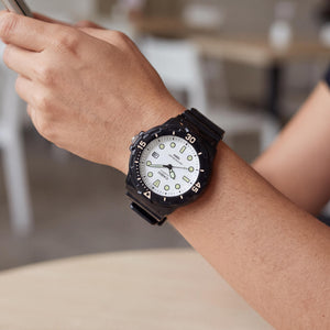 Casio LRW-200H-7E1VDF Women's Watch — side view, Resin case 40mm