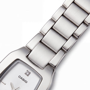 Casio LTP-1165A-7C2DF Unisex Watch — front view, Quartz movement 32mm