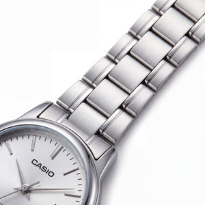 Casio LTP-V002D-7AUDF Women's Watch — front view, Quartz movement 31mm