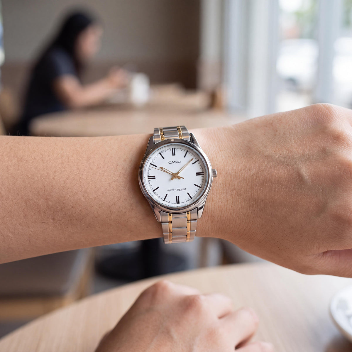 Reloj Casio LTP-V005SG-7AUDF para mujer, analógico, resistente al agua, con correa de acero inoxidable en color plata y dorado, esfera blanca, 34 mm, Photo 3