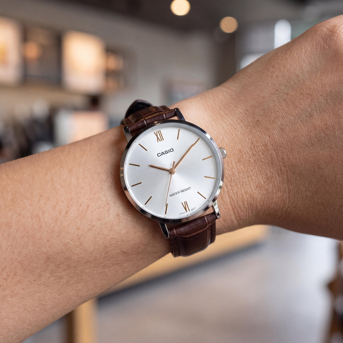 Reloj Casio LTP-VT01L-7B2UDF para mujer, analógico minimalista con correa de piel, resistente al agua con alarma y cronógrafo, marrón, blanco y dorado, Photo 3