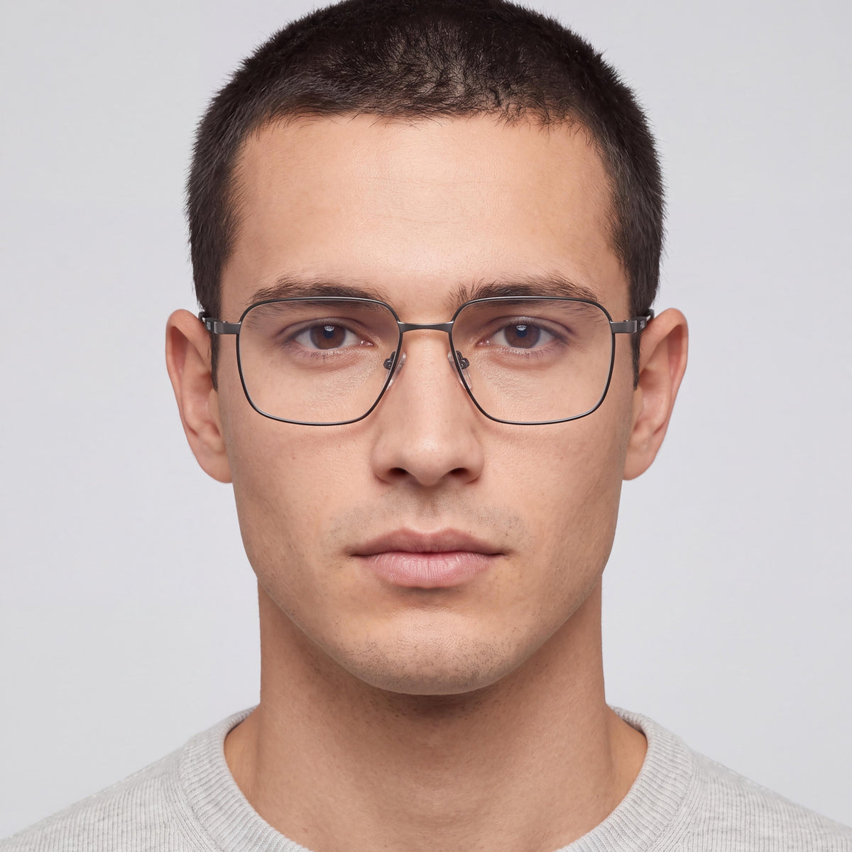 Gafas Fila VFI534 para hombre, montura de acero inoxidable en negro semimate con detalles en color plomo brillante, 56-16-145, Photo 4