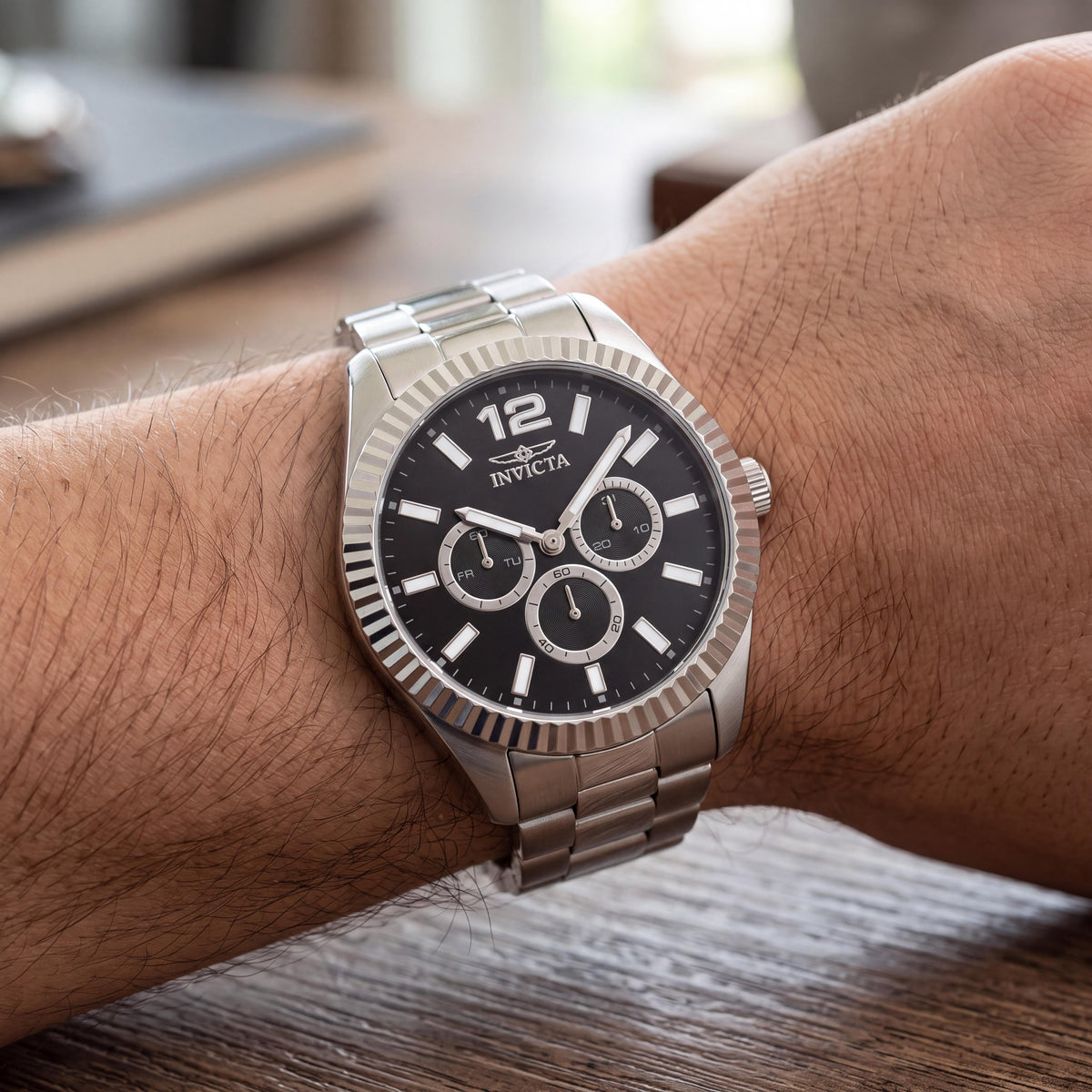 Reloj de pulsera cronógrafo de cuarzo Invicta Specialty 49511 para hombre, de acero inoxidable plateado con esfera negra, 43 mm, Photo 4