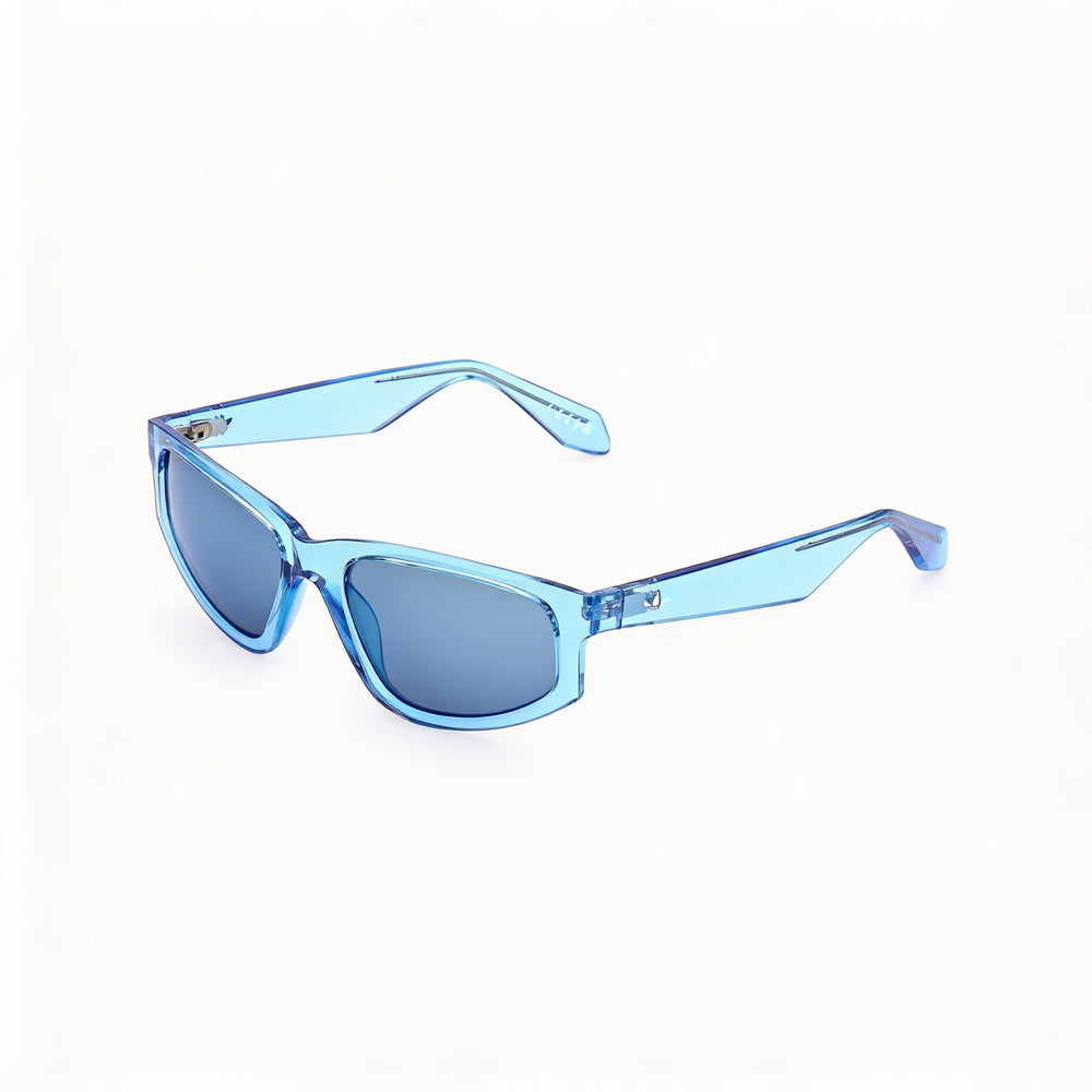 Gafas de sol Adidas Originals OR0107 para mujer con montura azul brillante y lentes azules. Ancho de lente: 55 mm. Puente: 18 mm. Longitud de patilla: 135 mm.