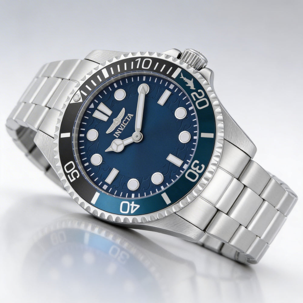 Reloj de cuarzo Invicta Pro Diver 49704 para hombre con caja y pulsera de acero inoxidable de 43 mm y esfera azul.