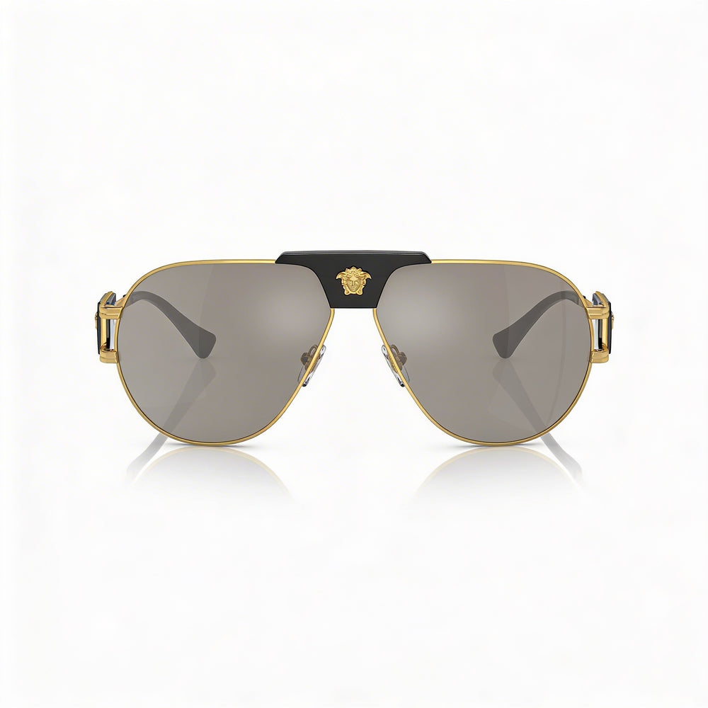 Gafas de sol unisex Versace contemporáneas con montura metálica, color dorado y negro, con lentes de espejo gris claro plateado de 63 mm y protección UV.
