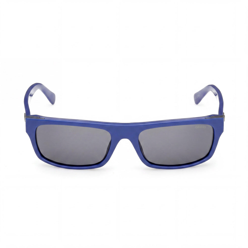 Gafas de sol casuales GUESS para hombre con montura de plástico azul brillante, lentes de plástico ahumado no polarizadas, protección UV 400, tamaño 57-18-145