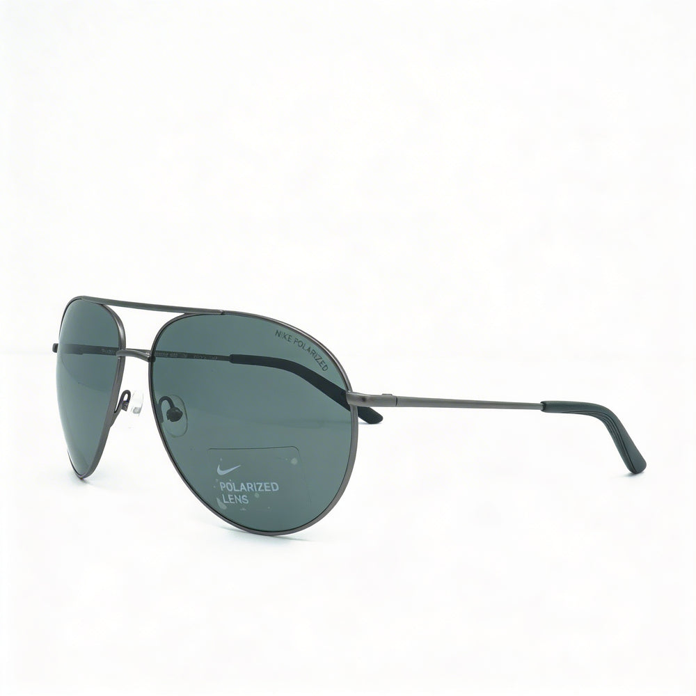 Gafas de sol polarizadas Nike Classic para hombre, protección UV, montura de plástico satinado en color gris plomo, lentes grises de 61 mm