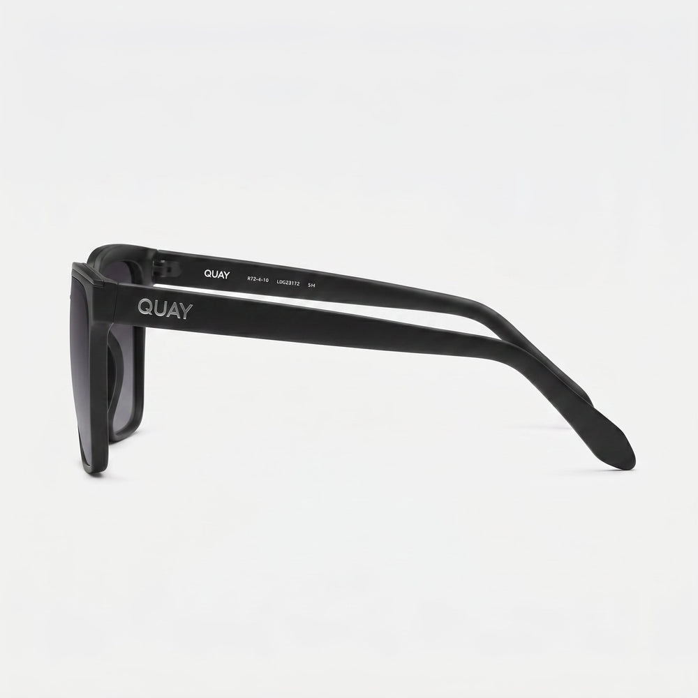 QUAY AUSTRALIA Gafas de sol de mujer Level Up con montura cuadrada de inyección negra, lentes polarizadas gris humo y protección UV 58-17-150