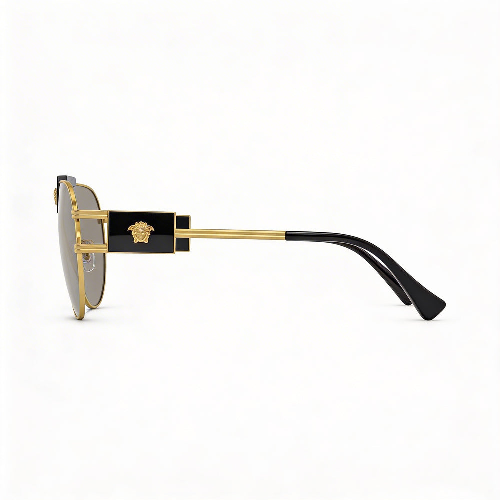 Gafas de sol unisex Versace contemporáneas con montura metálica, color dorado y negro, con lentes de espejo gris claro plateado de 63 mm y protección UV.