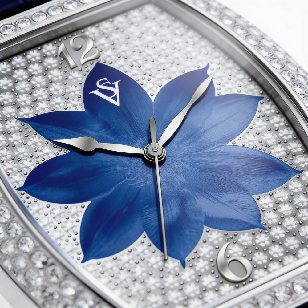 Reloj Christian Van Sant para mujer con movimiento de cuarzo, esfera azul, caja de acero inoxidable, correa de cuero y resistente al agua.