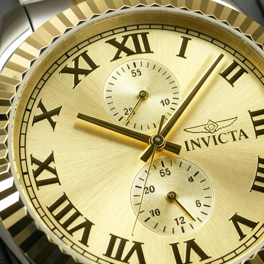 Reloj unisex Invicta Specialty 47428 de 43 mm con correa de acero inoxidable en tono plateado y esfera dorada.