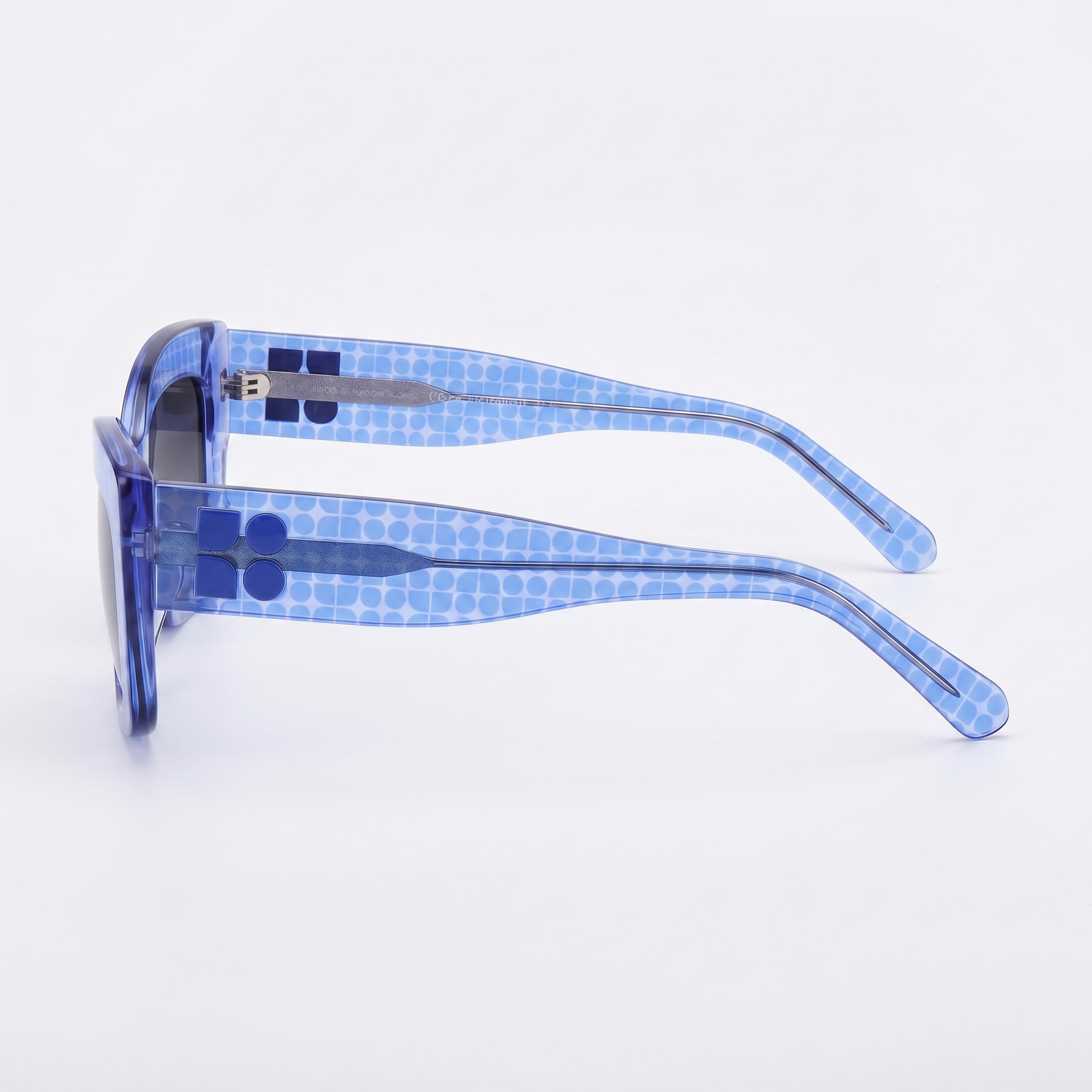 kate spade new york Gafas de sol informales azules ecológicas sin polarizar para mujer con lentes de sombra gris oscuro 54 mm, Photo 3