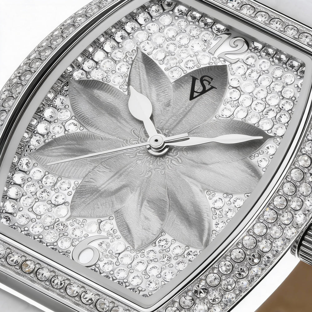 Reloj Christian Van Sant para mujer con movimiento de cuarzo, esfera blanca, caja de acero inoxidable, correa de cuero y resistente al agua.