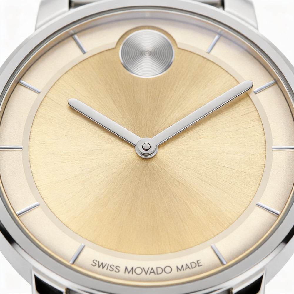Reloj Movado Bold Access para mujer con pulsera de malla de acero inoxidable plateada, esfera dorada y segundero.