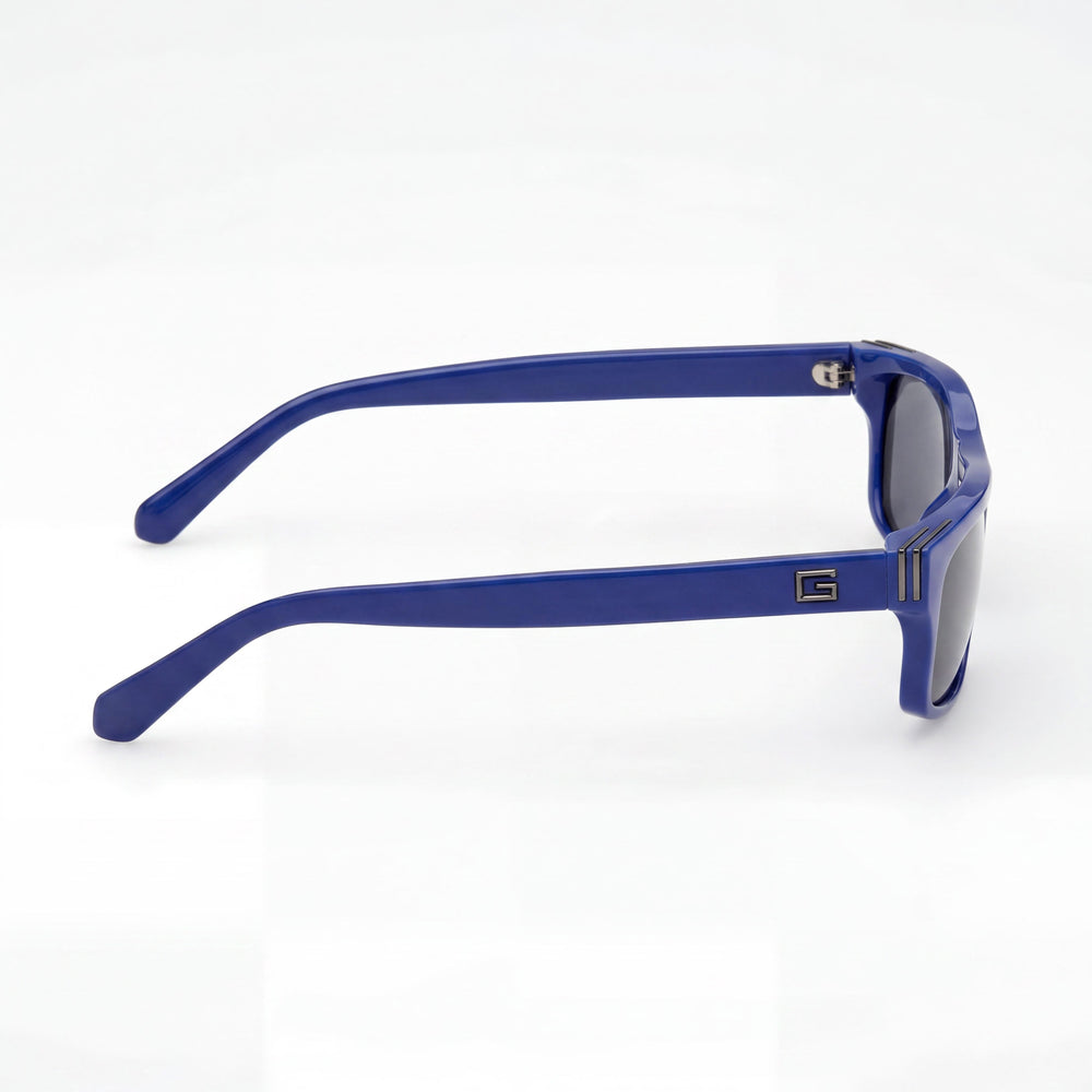 Gafas de sol casuales GUESS para hombre con montura de plástico azul brillante, lentes de plástico ahumado no polarizadas, protección UV 400, tamaño 57-18-145