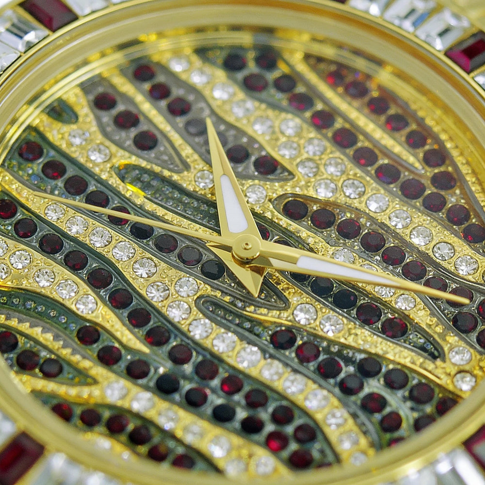 Reloj unisex Adee Kaye con pulsera chapada en rodio y tono dorado, cristal austriaco rojo y cristal mineral, resistente al agua.