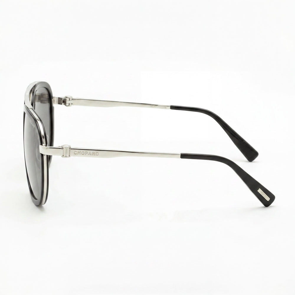 Gafas de sol Chopard para mujer con montura metálica gris plateada, lentes de acetato polarizadas y protección UV.