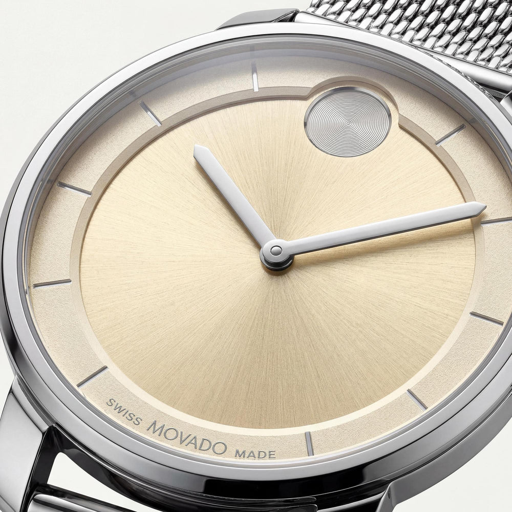 Reloj Movado Bold Access para mujer con pulsera de malla de acero inoxidable plateada, esfera dorada y segundero.