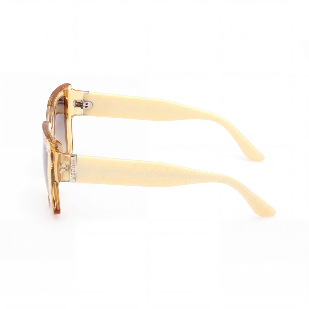 GUESS Gafas de sol contemporáneas para mujer con montura de plástico brillante amarillo claro, protección UV y degradado ahumado de 53 mm