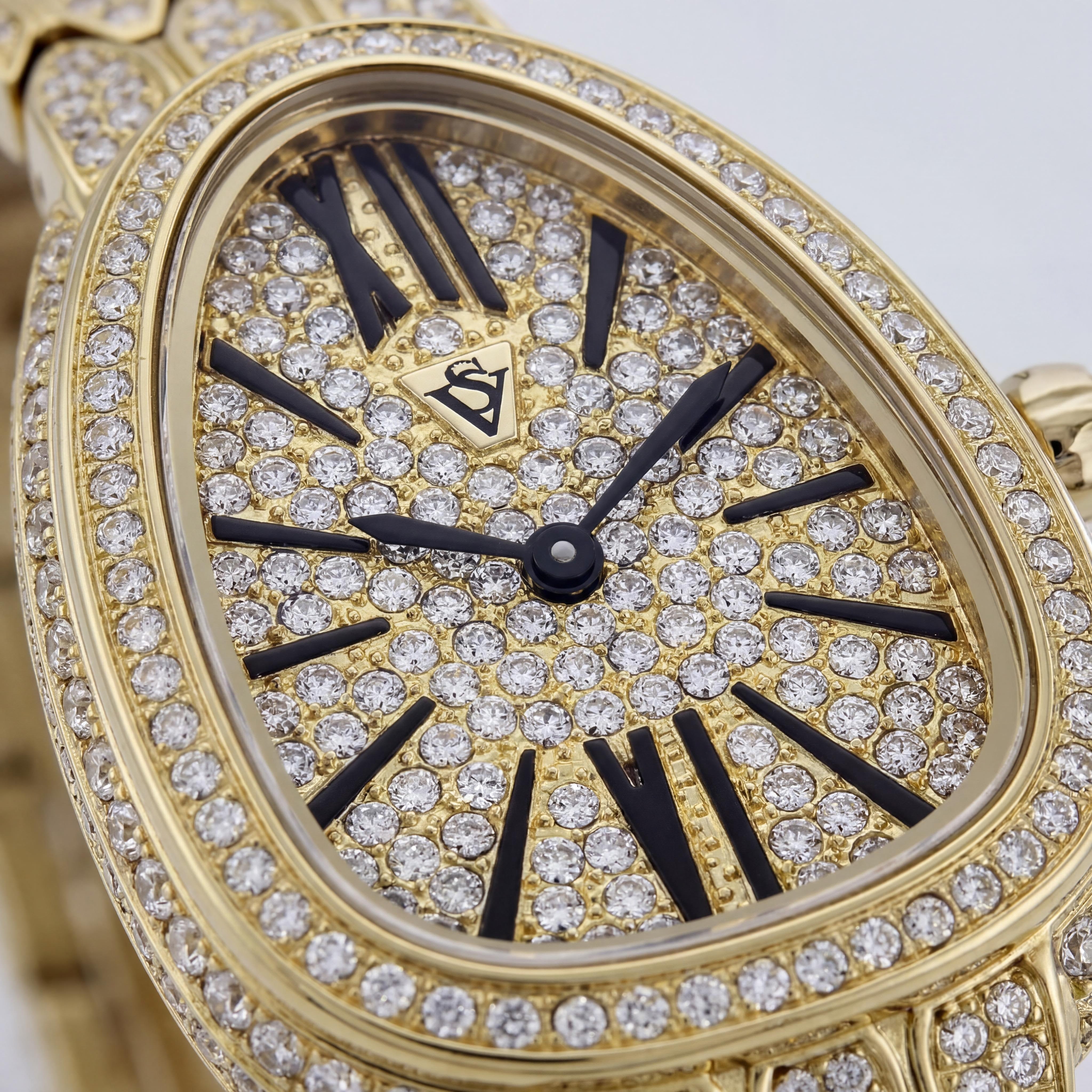 Reloj de pulsera Christian Van Sant para mujer, de acero inoxidable tono dorado con esfera dorada y movimiento de cuarzo, Photo 2