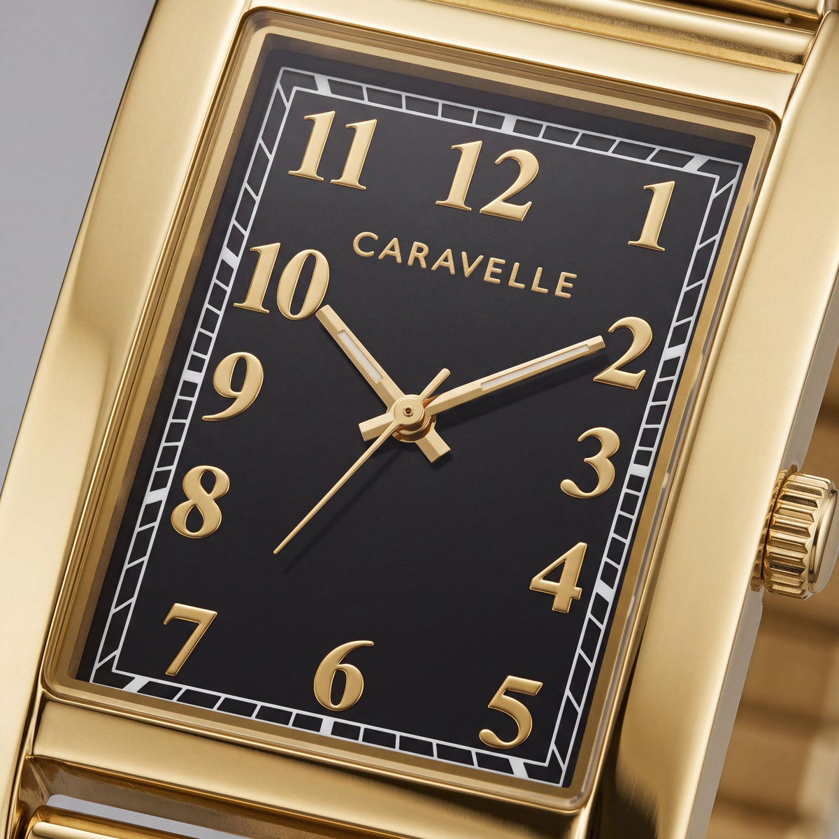 Reloj Caravelle para hombre, estilo elegante, de acero inoxidable en tono dorado con esfera negra y números arábigos, Photo 2