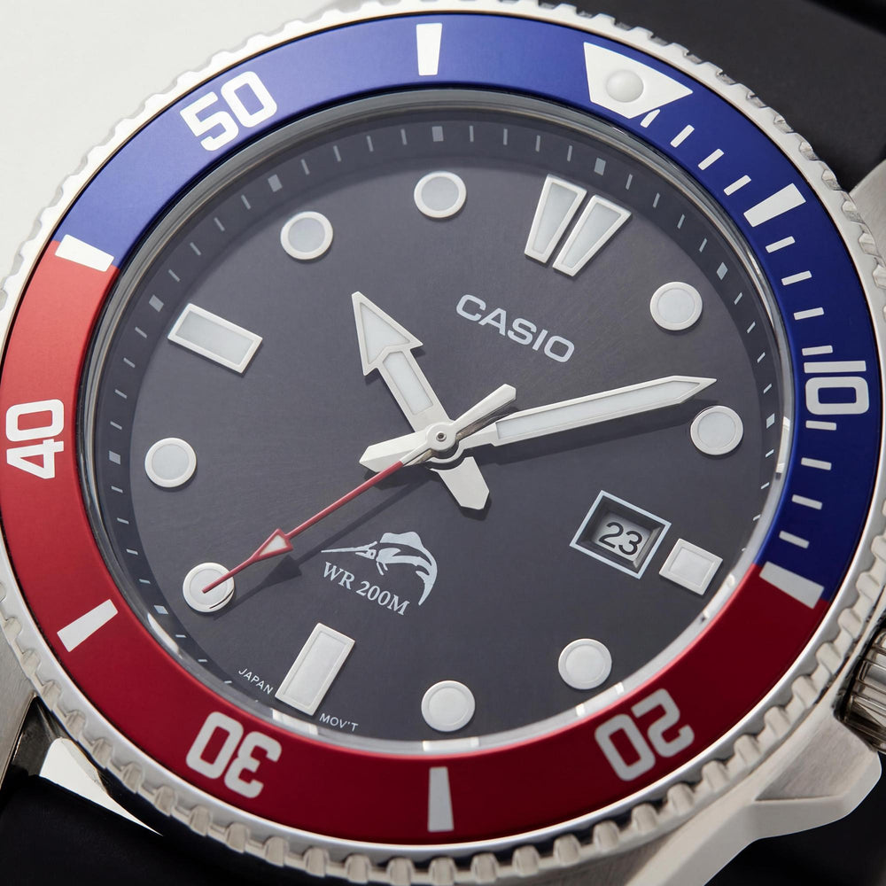 Reloj de buceo de cuarzo Casio para hombre, bisel negro y rojo, caja de acero inoxidable, correa de resina negra, resistente al agua 200m