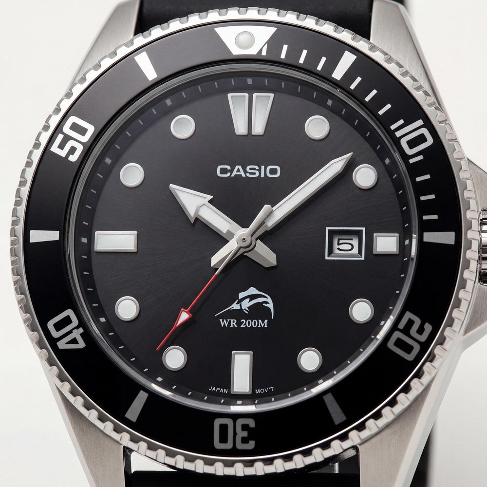 Reloj Casio para hombre con correa de resina, caja de acero inoxidable negro/plateado, esfera negra, resistente al agua, segundero.