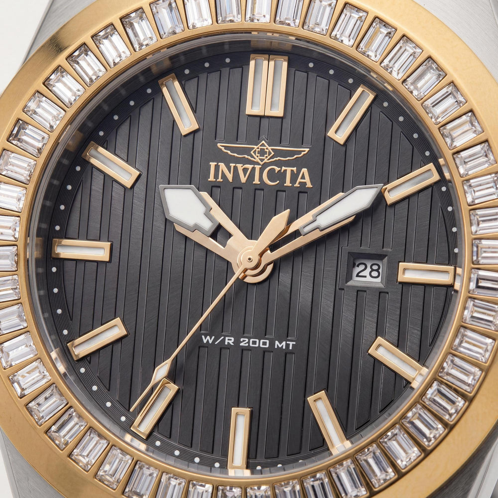 Reloj unisex Invicta Akula 49135 de acero inoxidable plateado con pulsera de cuarzo, esfera gris, caja de 58 mm, resistente al agua hasta 20 ATM.