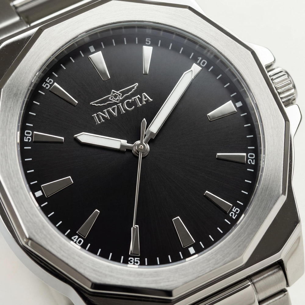 Reloj de cuarzo Invicta de acero inoxidable negro y plateado de 42 mm para hombre con esfera negra resistente a los arañazos.