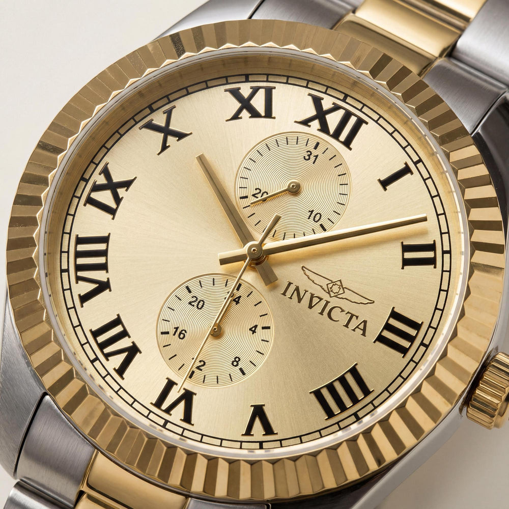 Reloj unisex Invicta Specialty 47428 de 43 mm con correa de acero inoxidable en tono plateado y esfera dorada.