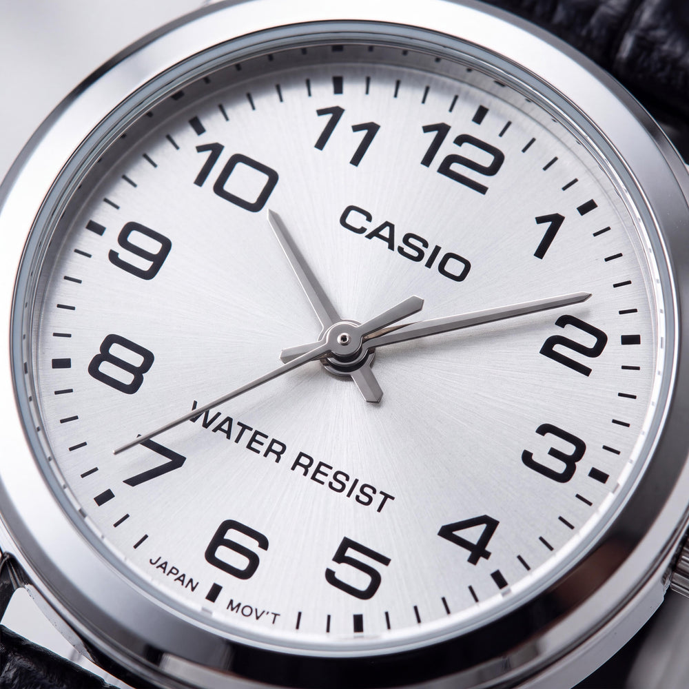 Reloj analógico Casio LTPV001L-7B para mujer, caja de acero inoxidable marrón/plateado, correa de cuero, manecillas luminosas, 31 mm