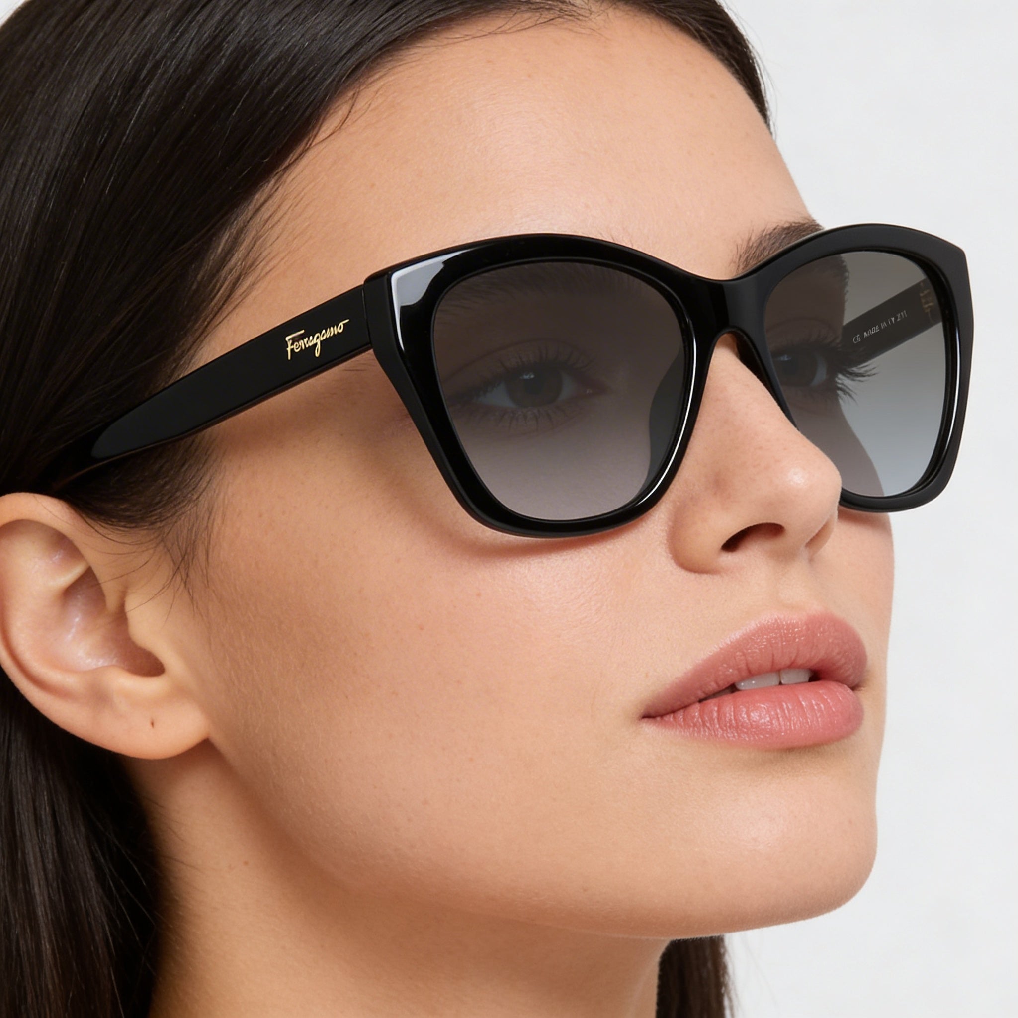 Gafas Ferragamo Classic para mujer, montura de plástico negro con lentes grises degradadas con protección UV de 56 mm, Photo 5