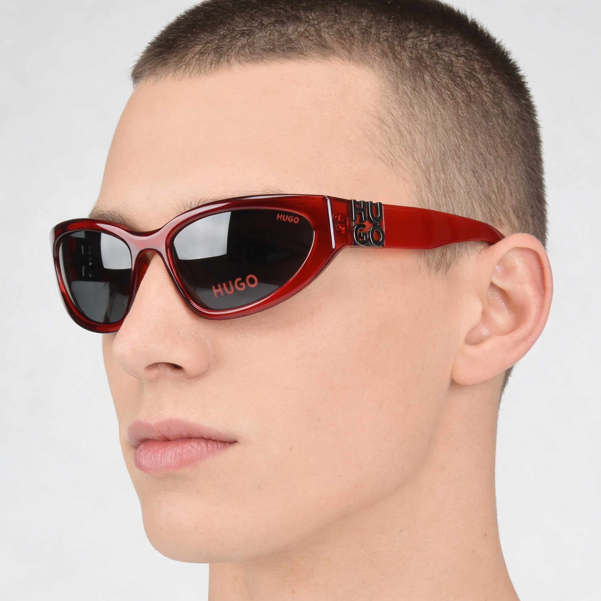 Gafas de sol Hugo Boss Modern Unisex con montura de plástico roja y lentes grises, protección UV, 7-1-4 mm, Photo 4