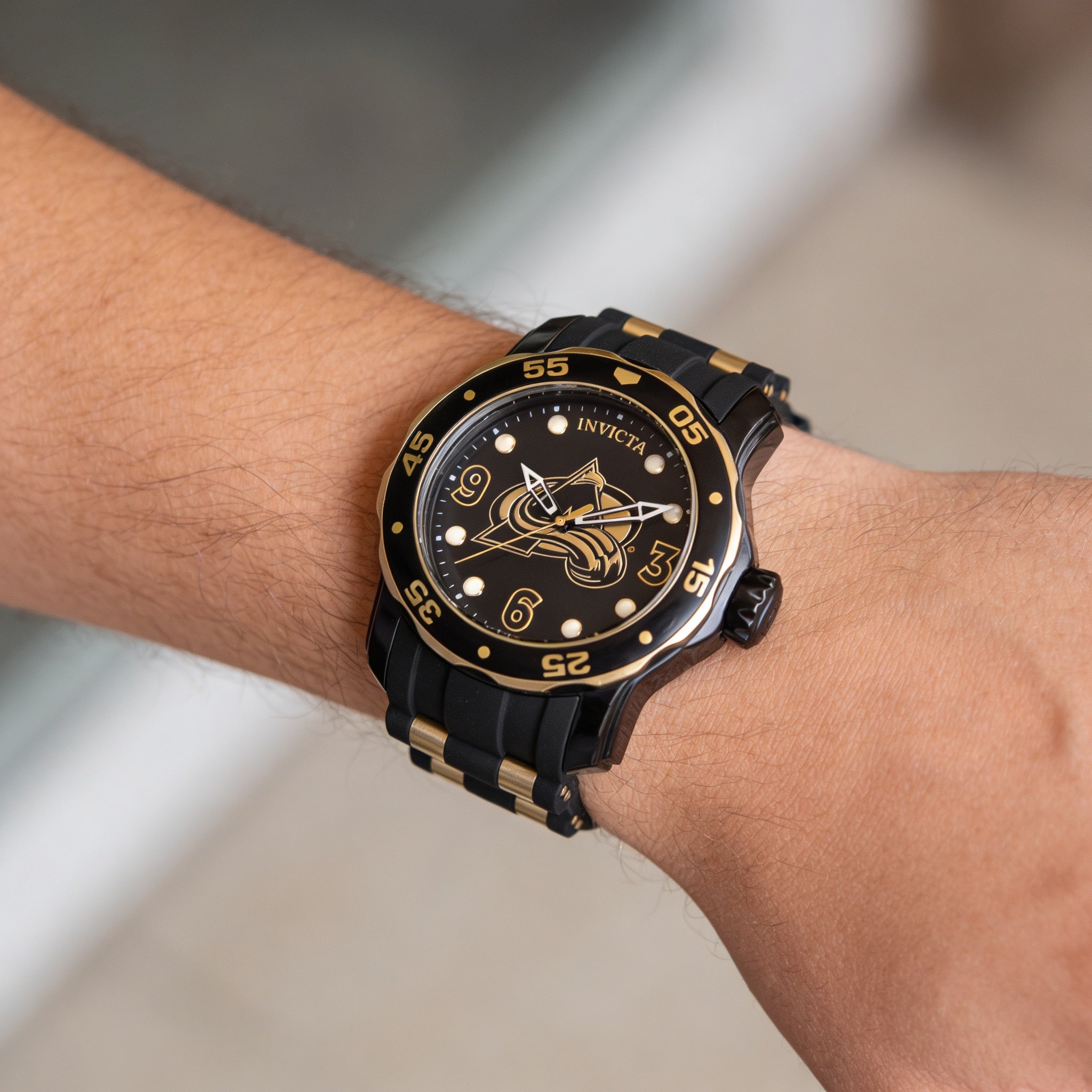 Reloj Invicta IN-42323-AMZUK de cuarzo para hombre, de acero inoxidable, poliuretano, resistente al agua, color negro y dorado, 48 mm, Photo 4