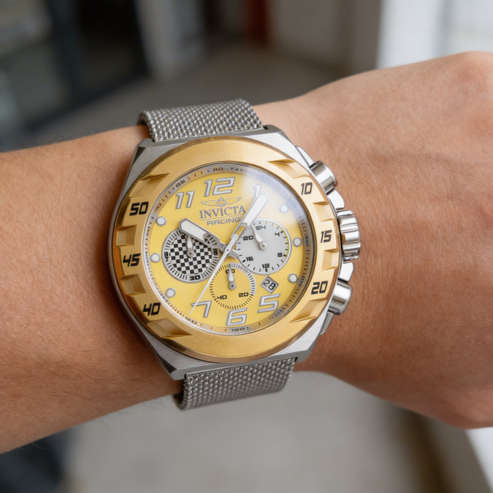 Reloj de cuarzo Invicta Racing 47204 para hombre, de 48 mm, con pulsera de acero inoxidable y esfera dorada.
