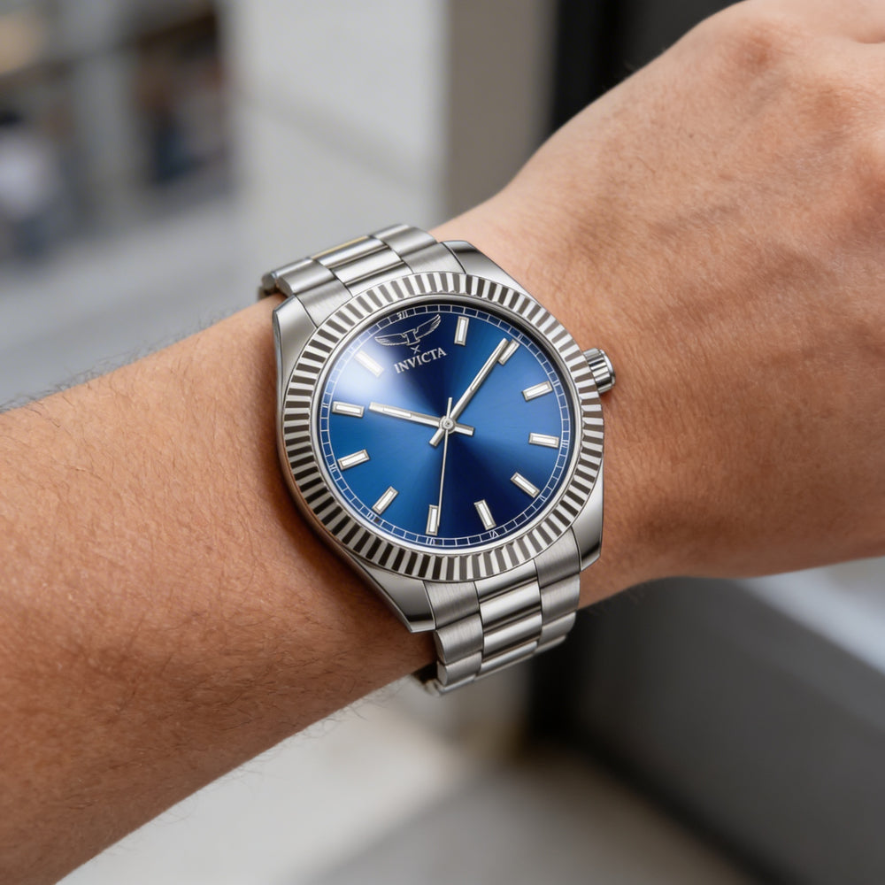 Reloj de cuarzo unisex Invicta Specialty 69015, caja de acero inoxidable de 40 mm, esfera azul, brazalete de acero inoxidable.