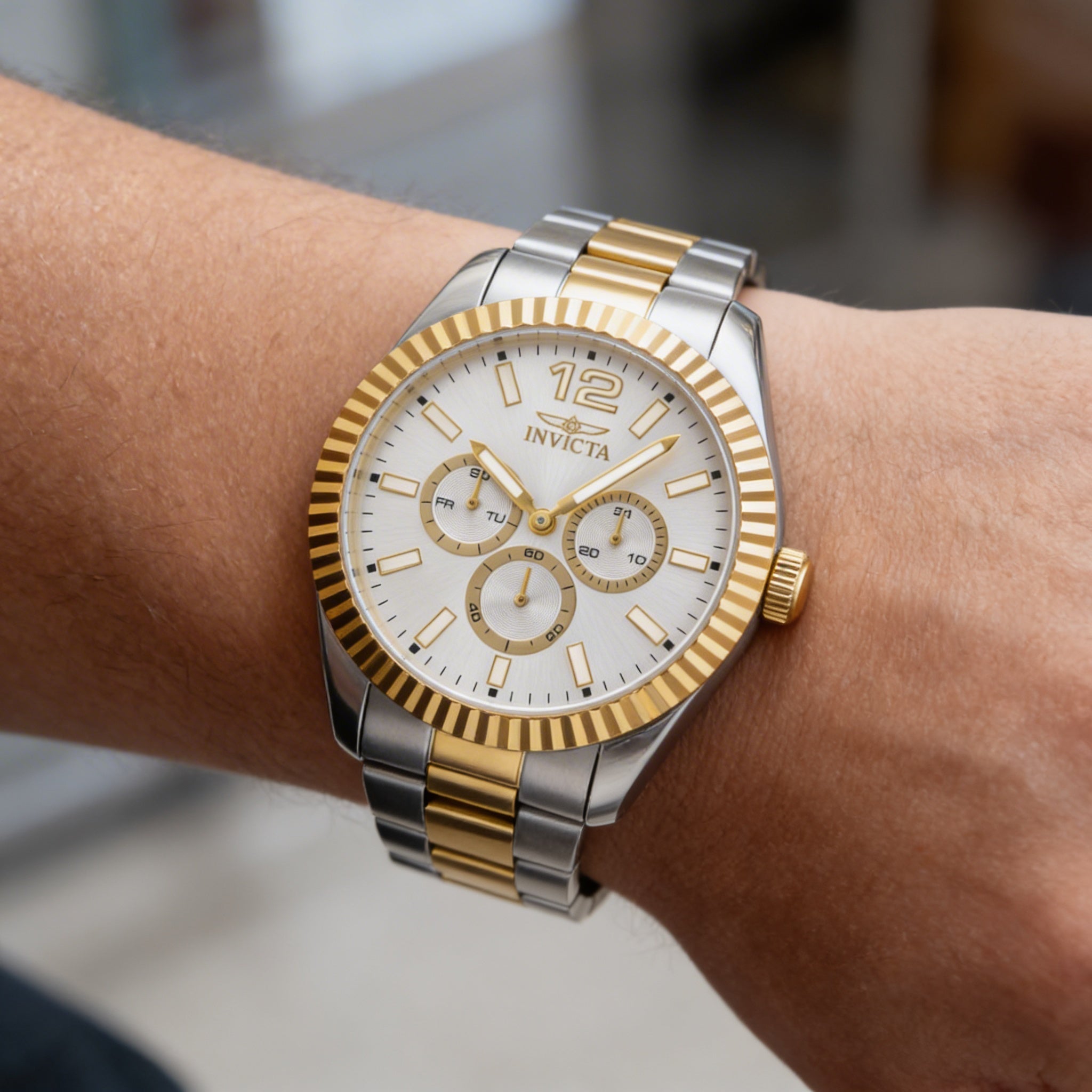 Reloj de cuarzo Invicta Specialty 49516 para hombre, con caja de acero inoxidable y pulsera, esfera plateada de 43 mm, Photo 3