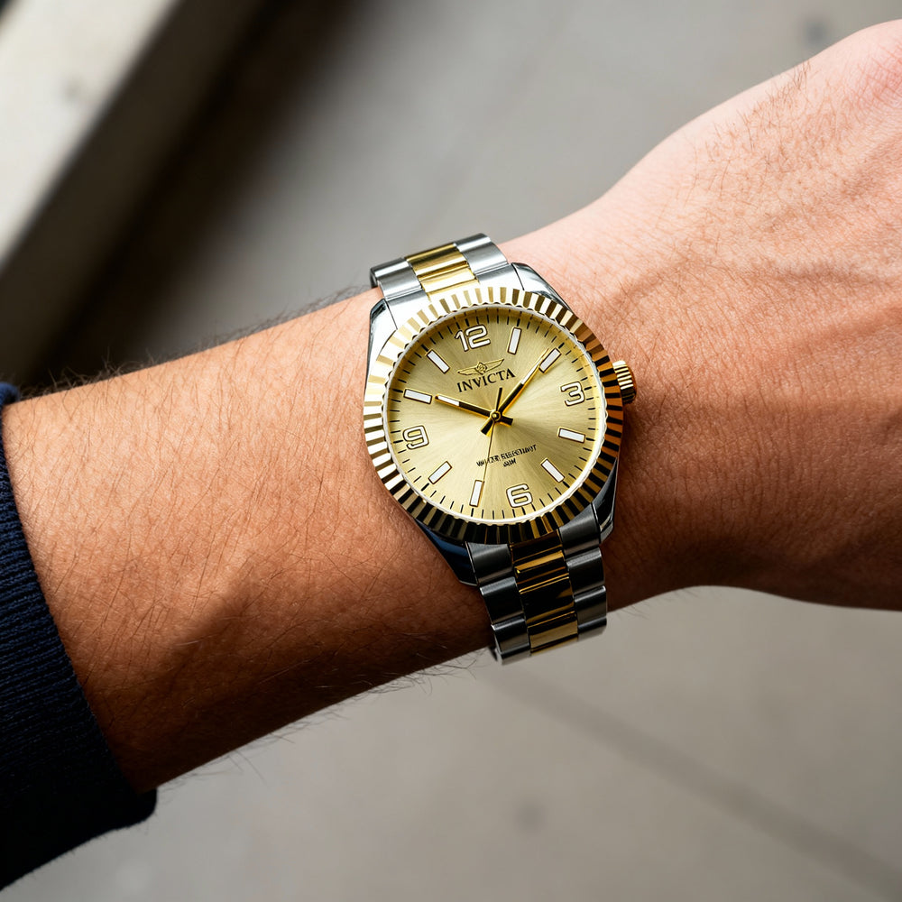 Reloj unisex Invicta Specialty Collection 47457 de acero inoxidable con correa y esfera dorada de 43 mm