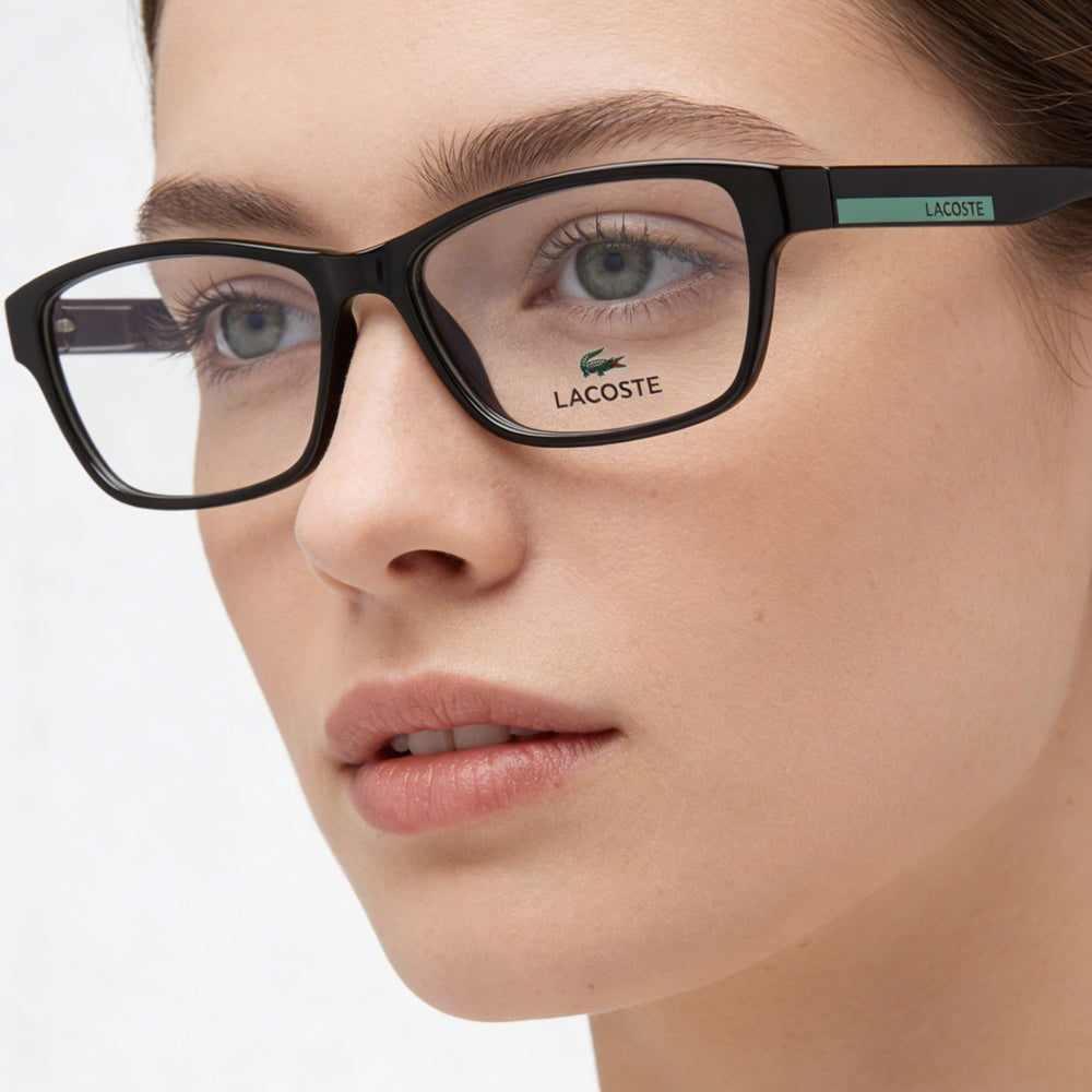 Gafas ópticas Lacoste Modern para mujer, con montura inyectada en negro, diseñadas con un ancho de lente de 50 mm.