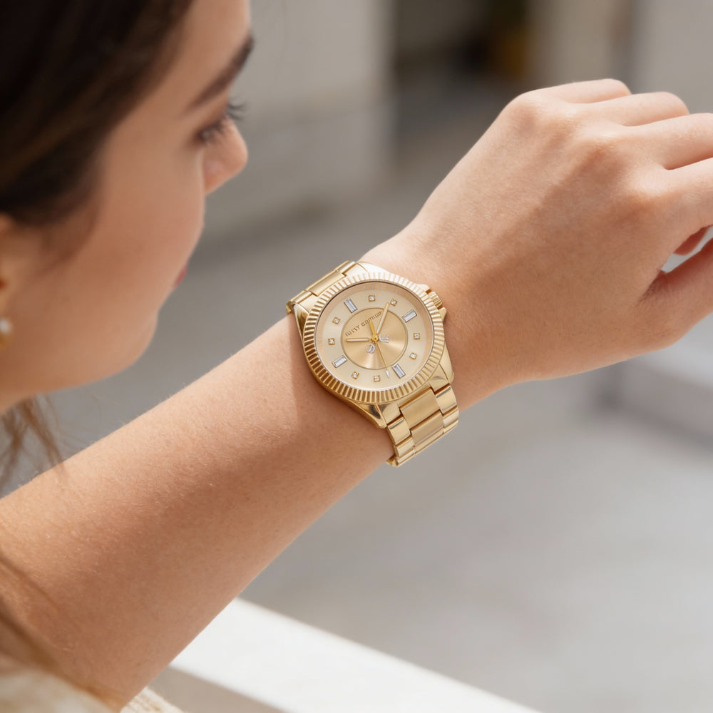 Reloj de cuarzo Juicy Couture para mujer, de acero inoxidable chapado en oro y cristales Swarovski de 41 mm.