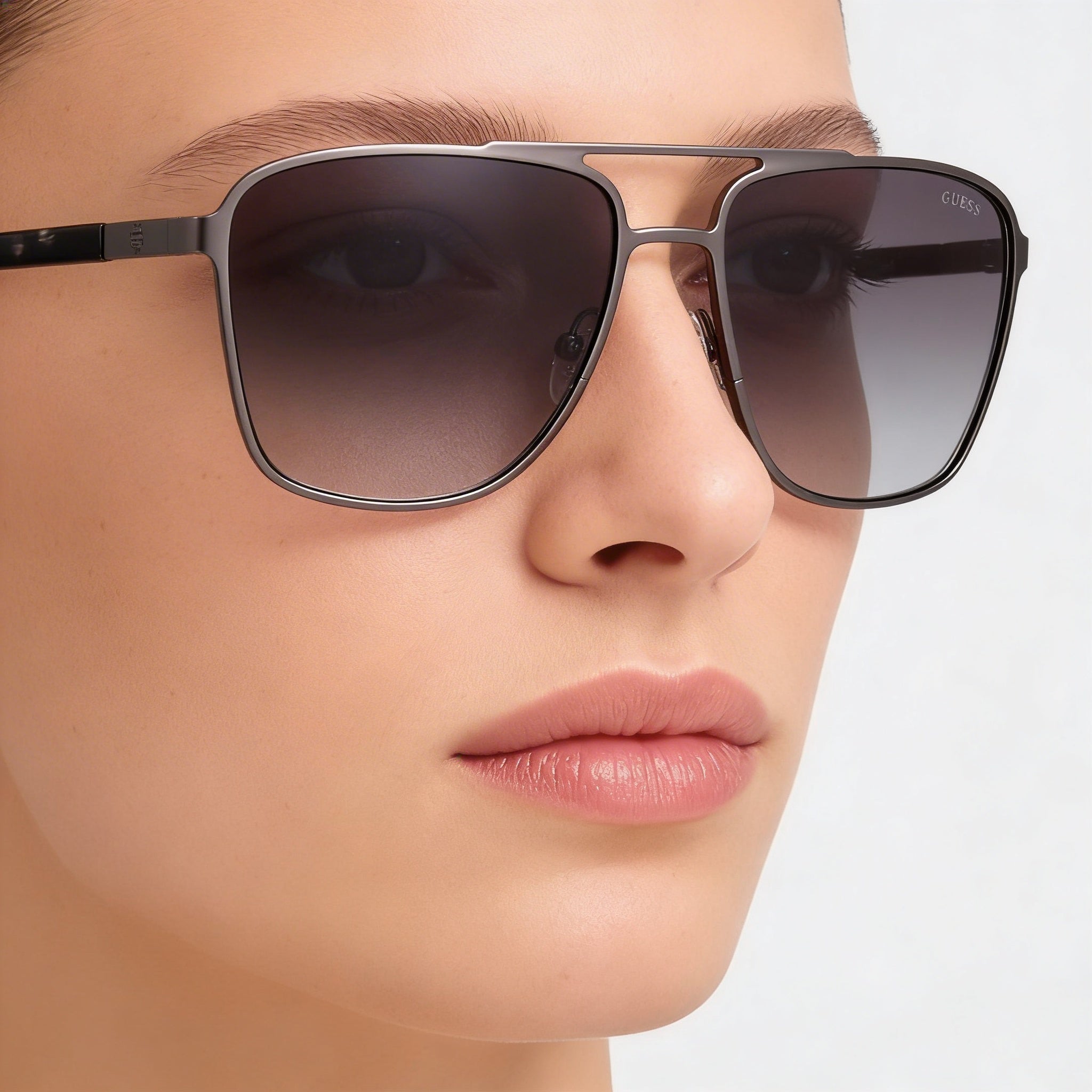Gafas de sol de aviador metálicas unisex GUESS, montura rutenio oscuro brillante satinado, lentes degradadas ahumadas no polarizadas UV 400 60-17-145, Photo 4