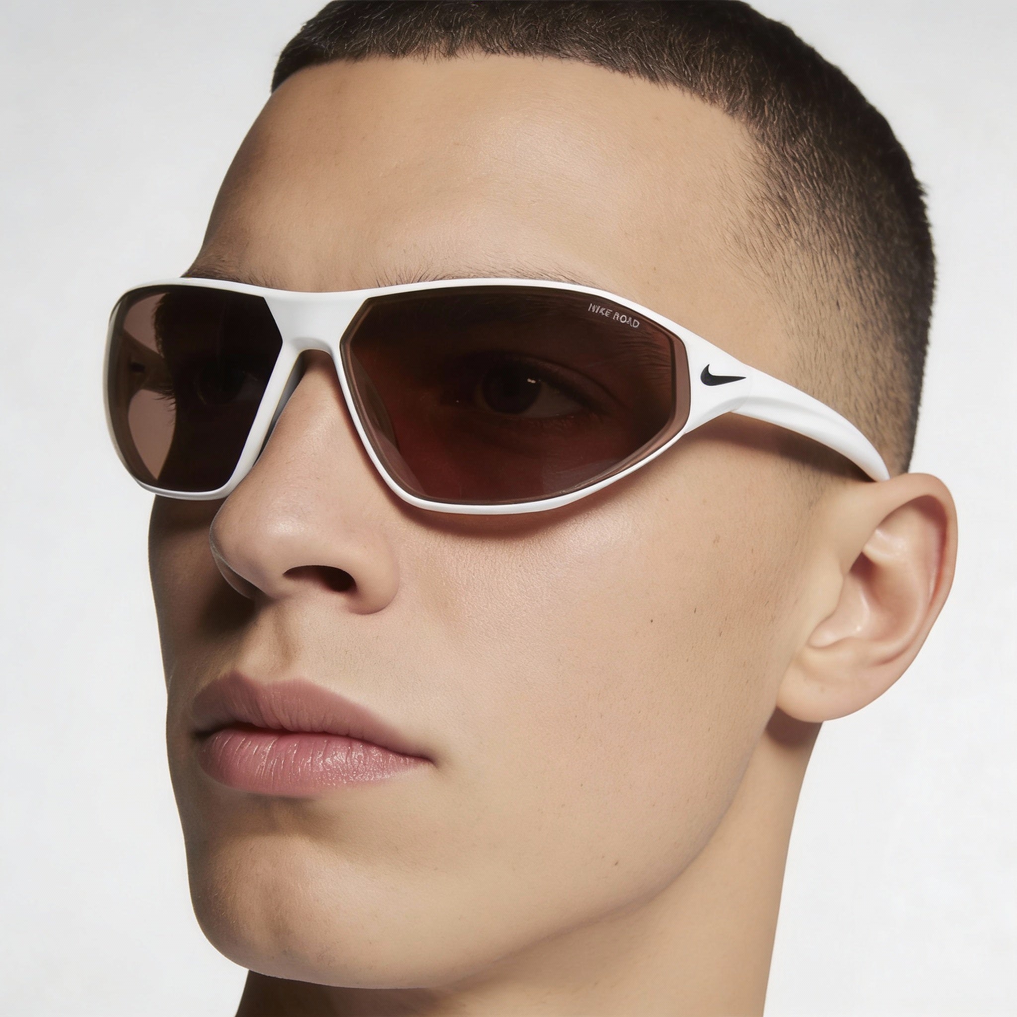 Gafas de sol Nike Aero Swift Shield para hombre, montura de plástico blanca, lentes tintadas para carretera, 100 % protección UV, 65 mm, Photo 4