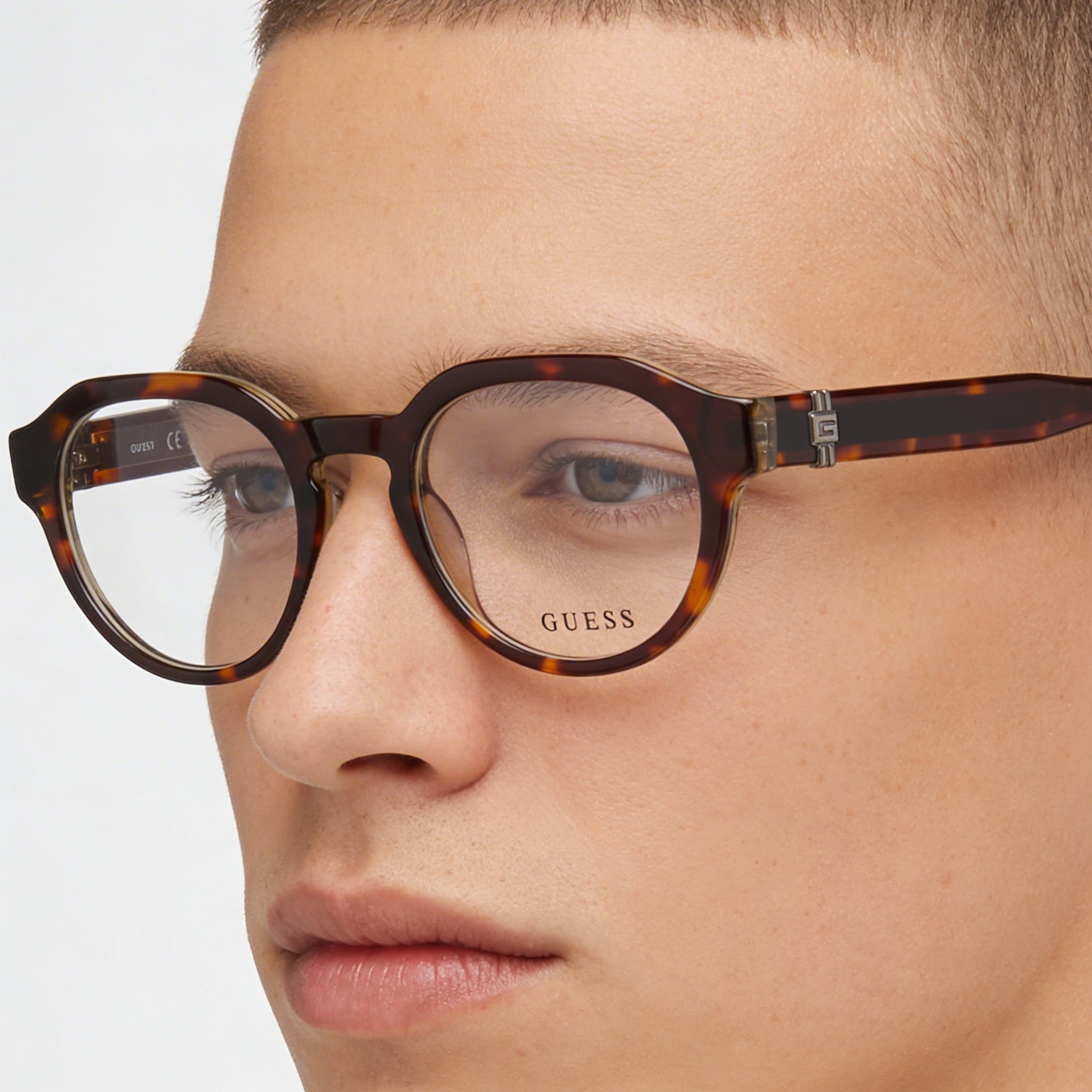 Gafas unisex Guess Modern Havana de policarbonato oscuro y lentes de policarbonato transparente no polarizadas de 50 mm, Photo 3