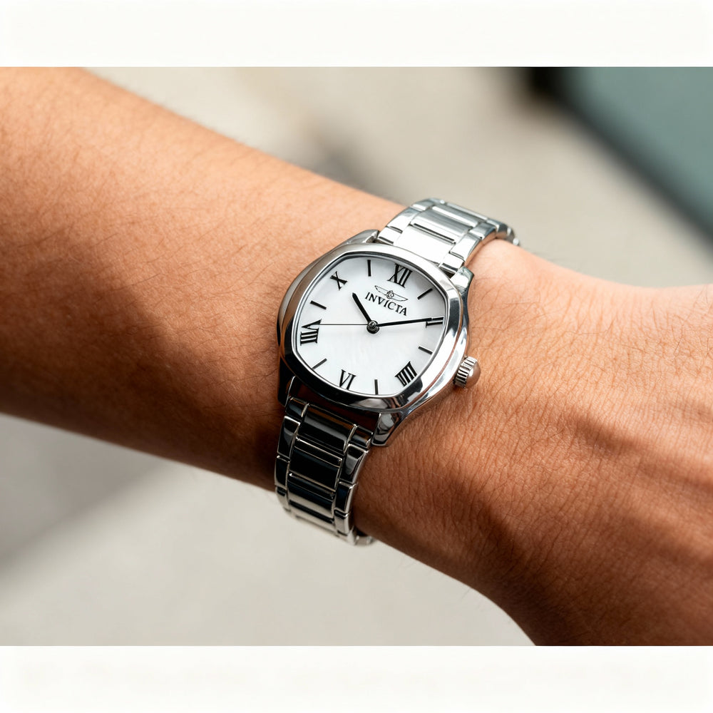 Reloj unisex Invicta Classic de acero inoxidable plateado con bisel, números arábigos y resistencia al agua de 30 m.