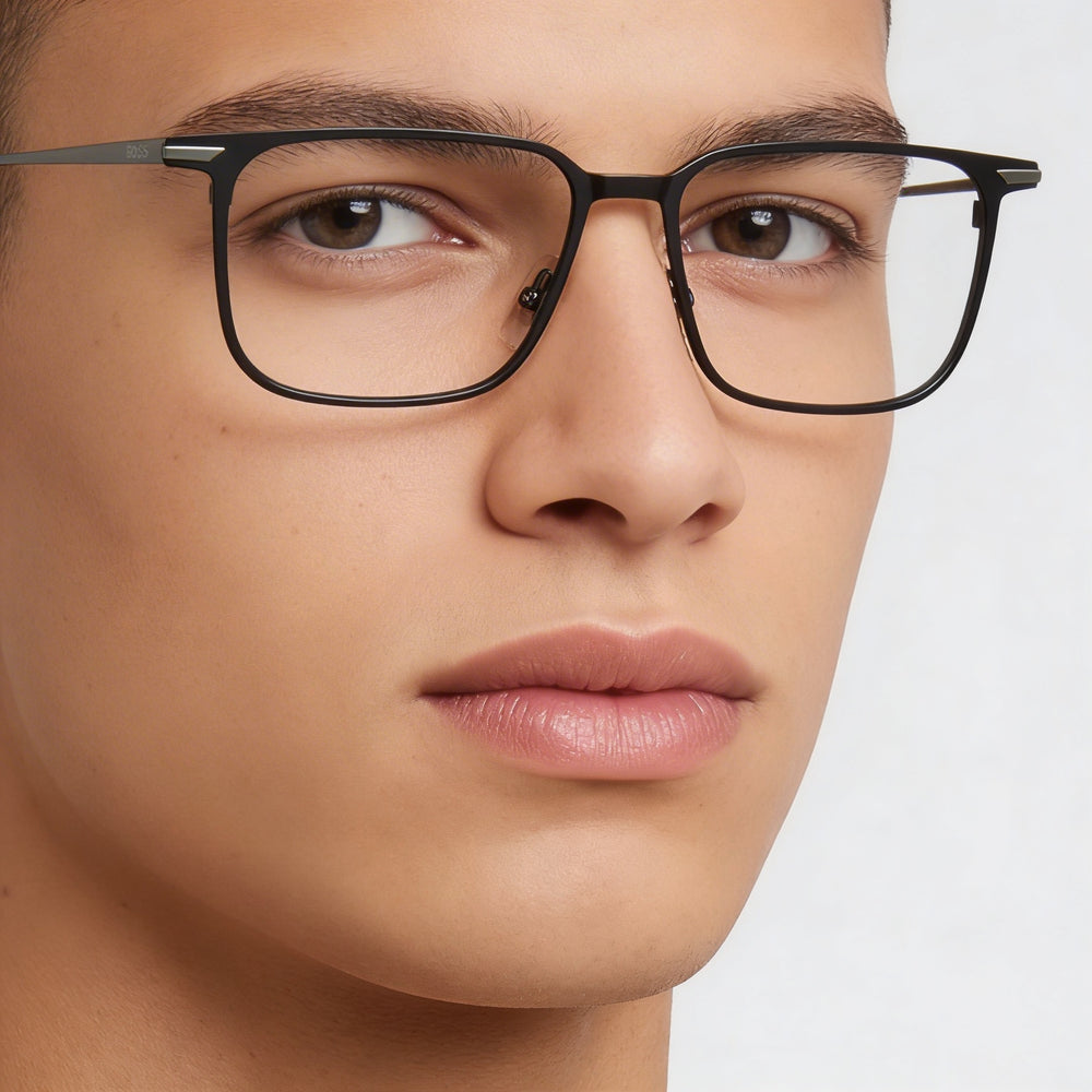 Gafas unisex modernas Hugo Boss con montura de titanio en color negro mate, ancho de lente 55