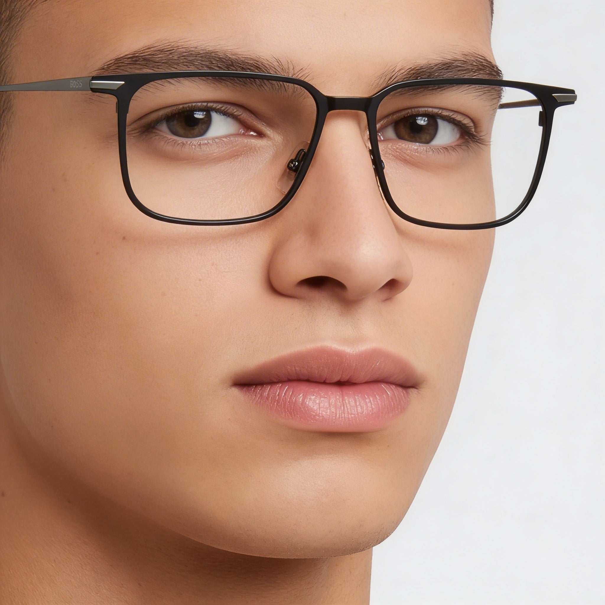 Gafas unisex modernas Hugo Boss con montura de titanio en color negro mate, ancho de lente 55, Photo 3