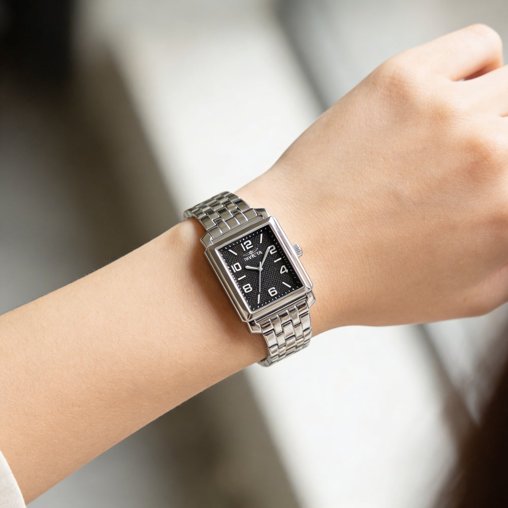 Reloj de cuarzo Invicta Fashion para mujer, caja de acero plateada, correa de acero inoxidable, esfera negra, 24,5 mm