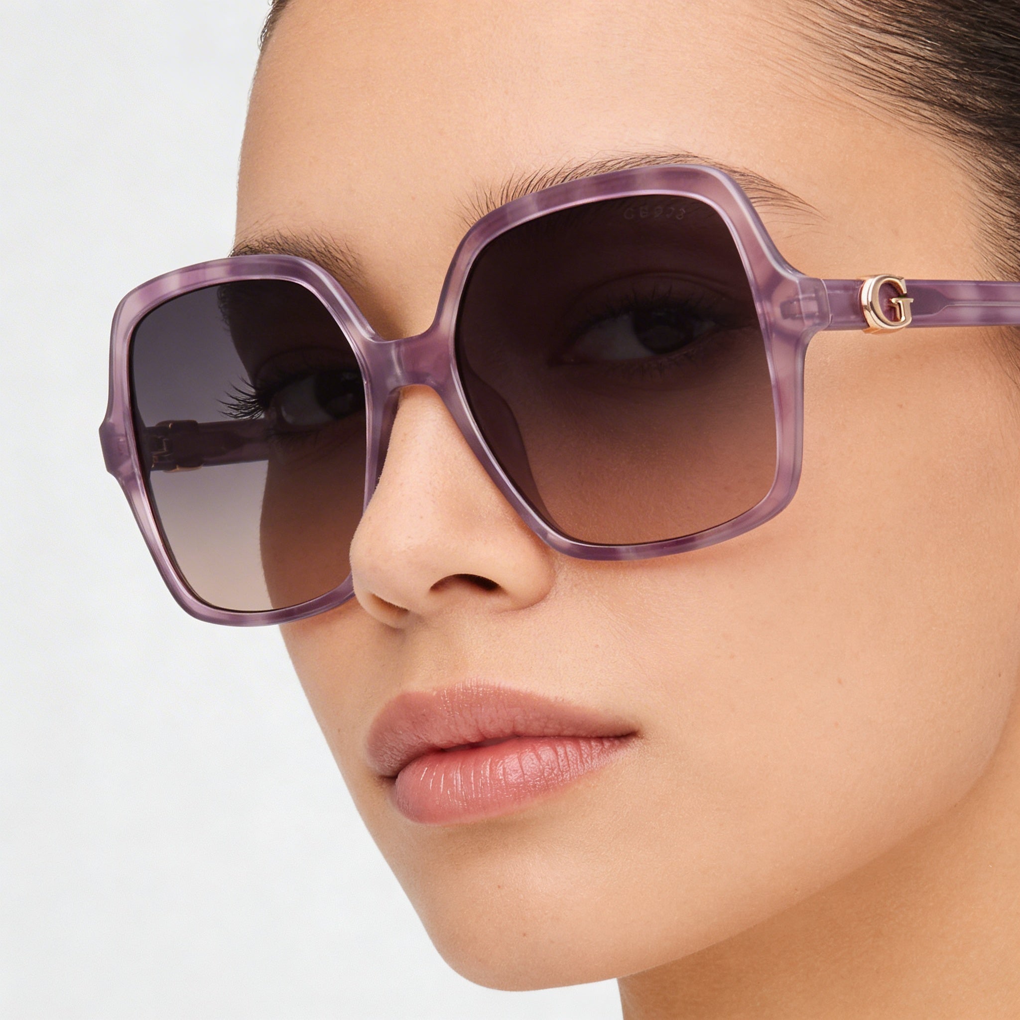 GUESS Gafas de sol modernas para mujer con montura de plástico lila Avana y lentes de policarbonato degradadas violetas de 57 mm, Photo 4